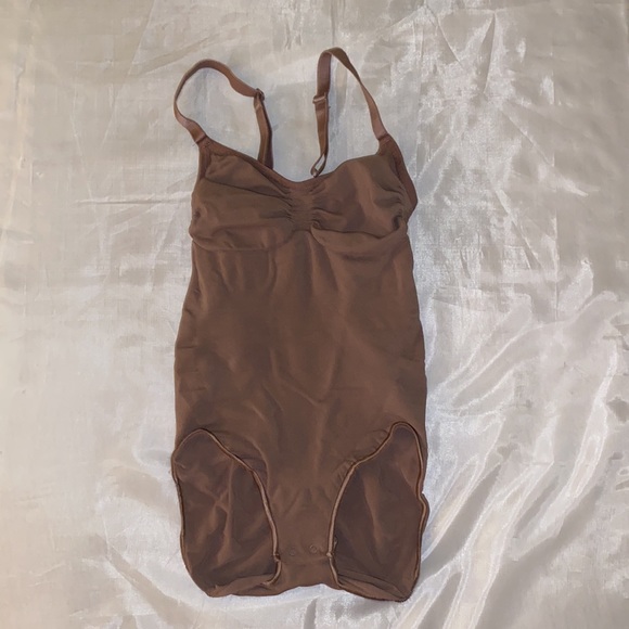 SKIMS Tops Skims Sculpting Bodysuit W Snaps Color Umber Size Sm
